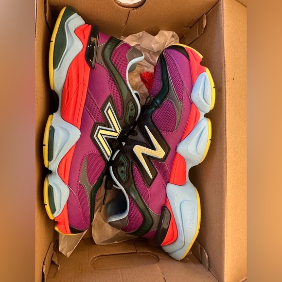 Like New Women’s Size 8.5 New Balance 9060 - Picture 9 of 9